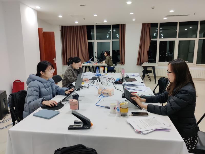 配图2：2022年10月，叶燕红（左一）与审计组人员在北京远程开展审计项目.jpg