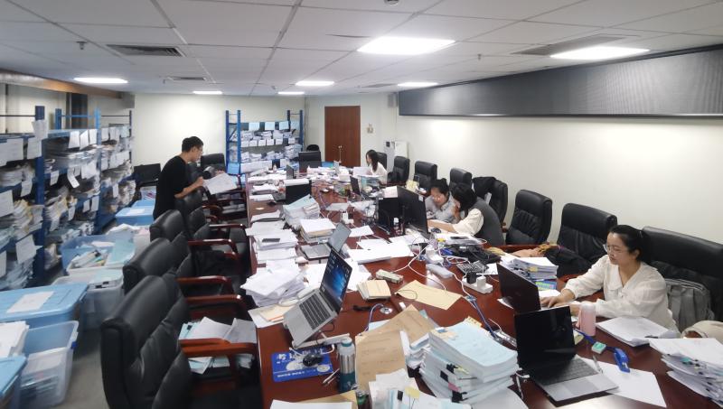 宝安审计助推基层治理信息配图1：审计现场查阅资料.jpg