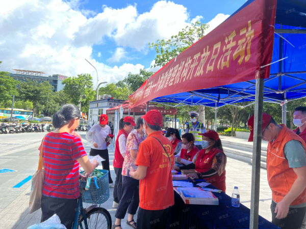 工作人员为来往市民发放救助宣传折页并讲解救助政策1.png