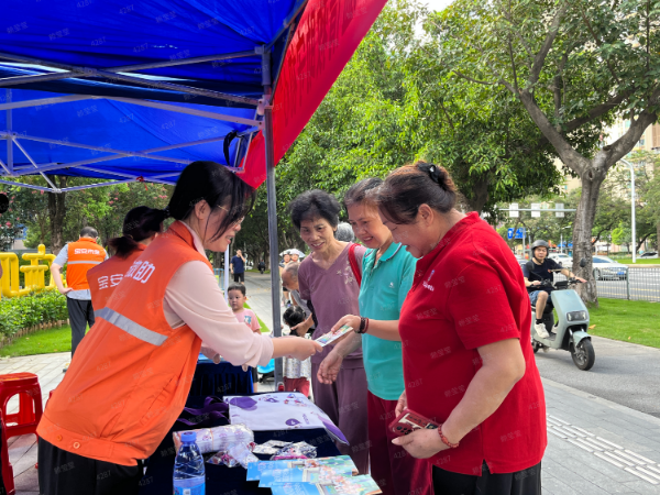 工作人员为来往市民发放救助宣传折页并讲解救助政策2.png