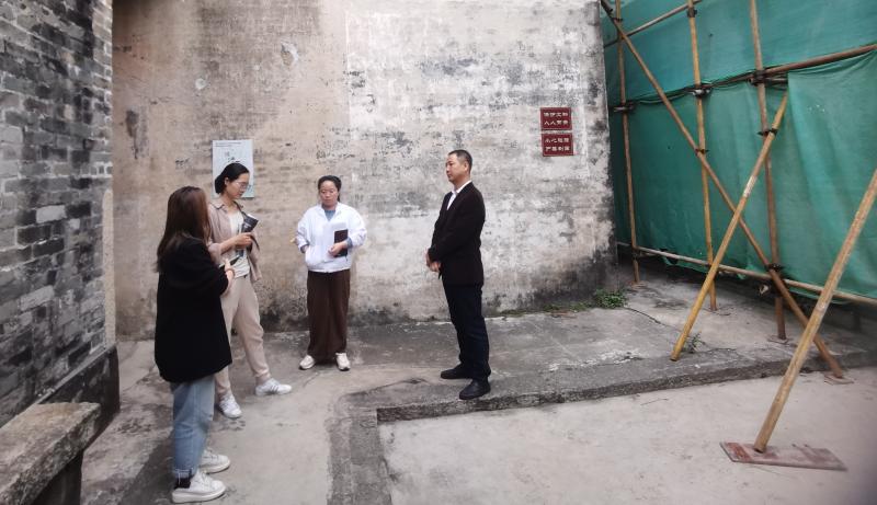 宝安审计助力产业转型升级信息配图1:走访文化产业商户核查经济指标.jpg