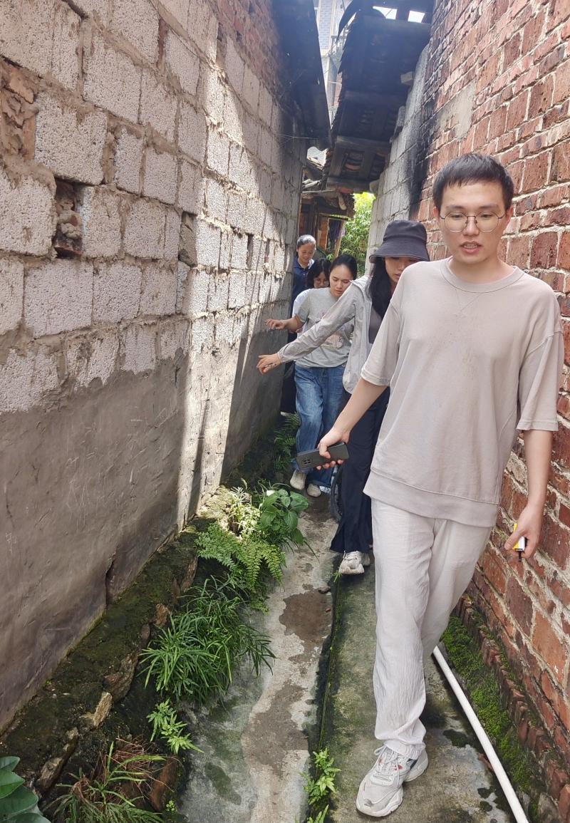 宝安审计助力乡村振兴信息配图5：审计人员穿过家前屋后小巷走访农户.jpg