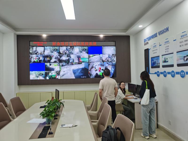 配图5：审计人员现场查看城中村家庭厨余项目监控系统.jpg