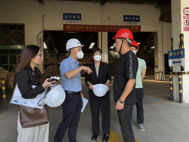 配图1：审计人员现场了解废旧家具和绿化垃圾收运处理项目开展情况.jpg