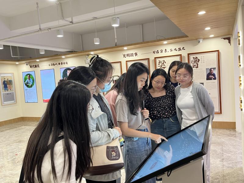 宝安区审计局主题团日活动配图3:青年干部在光明区廉明馆沉浸式体验AI机器人“答廉”等科技互动环节.jpg