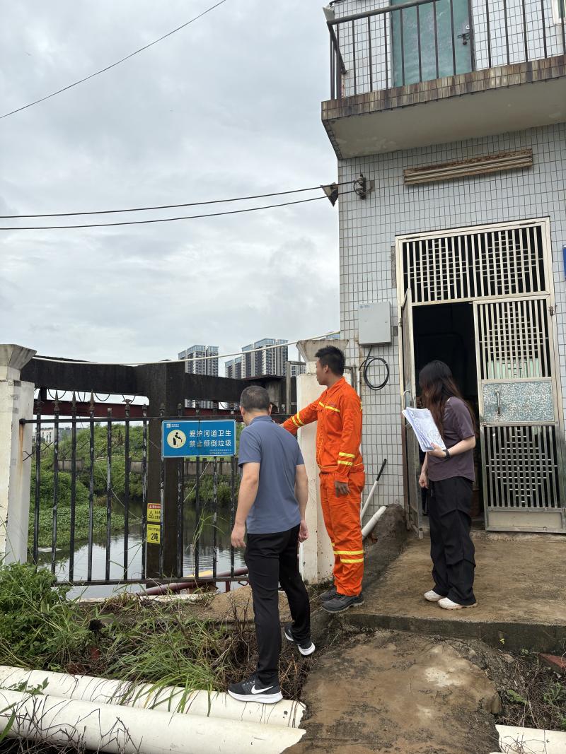 配图4:审计人员现场查看街道雨水泵站设备设施情况.jpg