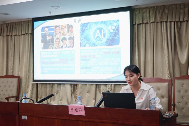 配图2：参训干部现场分享学习成果.jpg