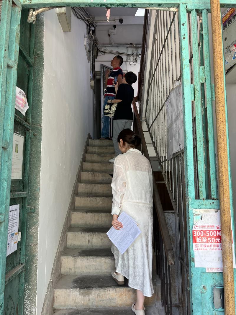 配图2：审计人员现场查看社区居民楼现场多媒体显示屏安装及使用情况.jpg