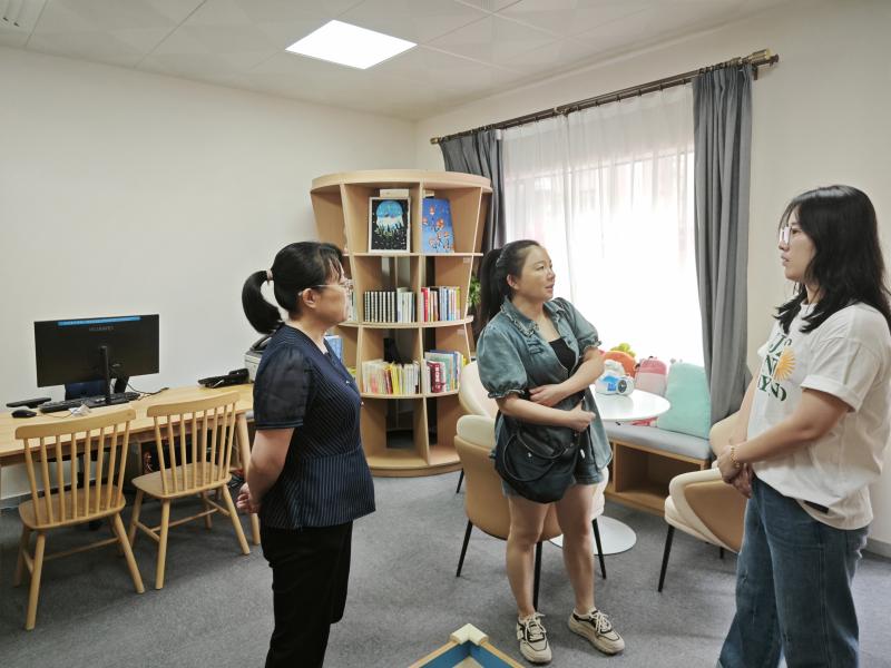 配图1：审计人员现场查看社区居民活动室开放及使用情况.jpg