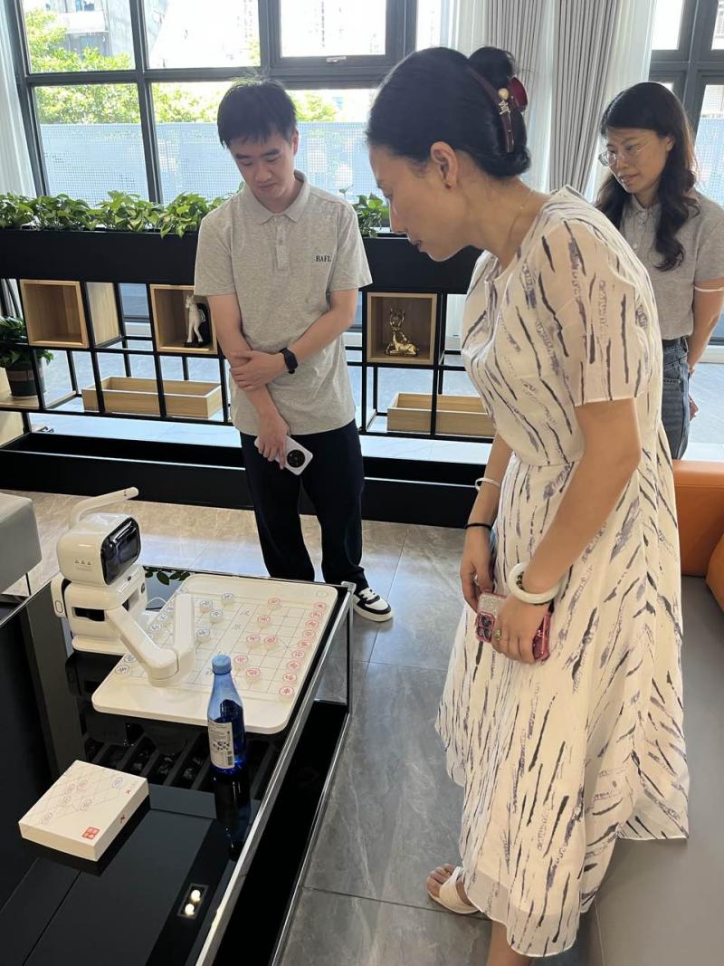 配图2：审计人员参观企业向宝安区养老院捐赠的下棋机器人.jpg