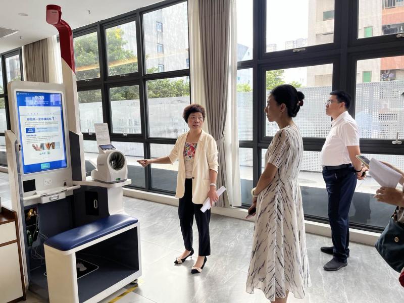 配图1：审计人员现场查看宝安区养老院养老产品展厅.jpg