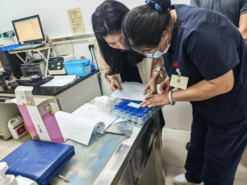 配图1：审计人员现场抽查医用耗材管理情况.jpg