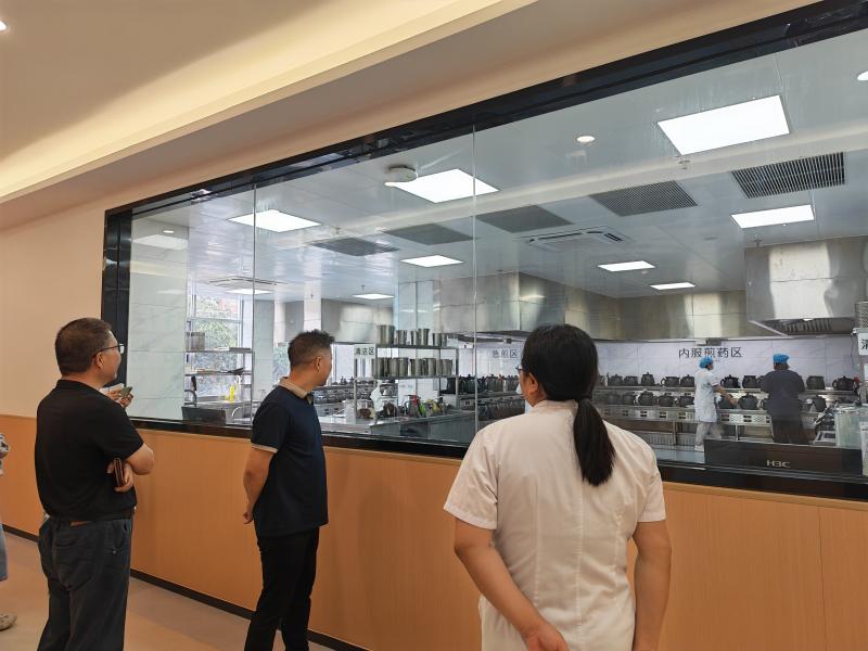 配图3：审计人员现场查看中药制剂配制情况.jpg