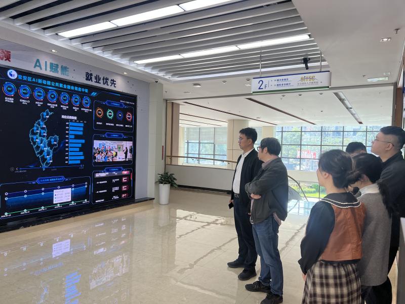 配图1:审计组现场走访零工市场.jpg