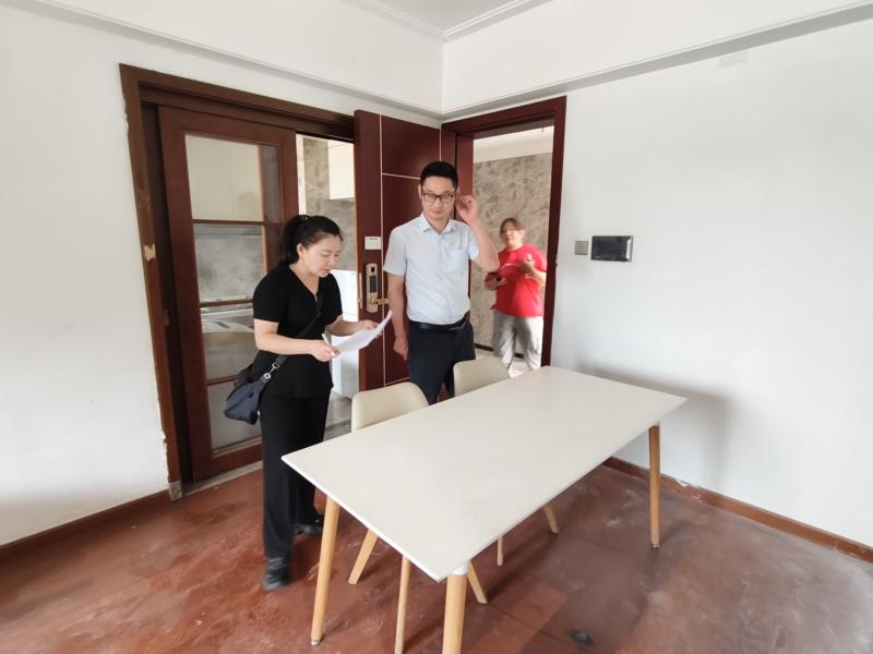 配图2:审计人员实地检查房源控制情况,并对检查情况进行记录.jpg