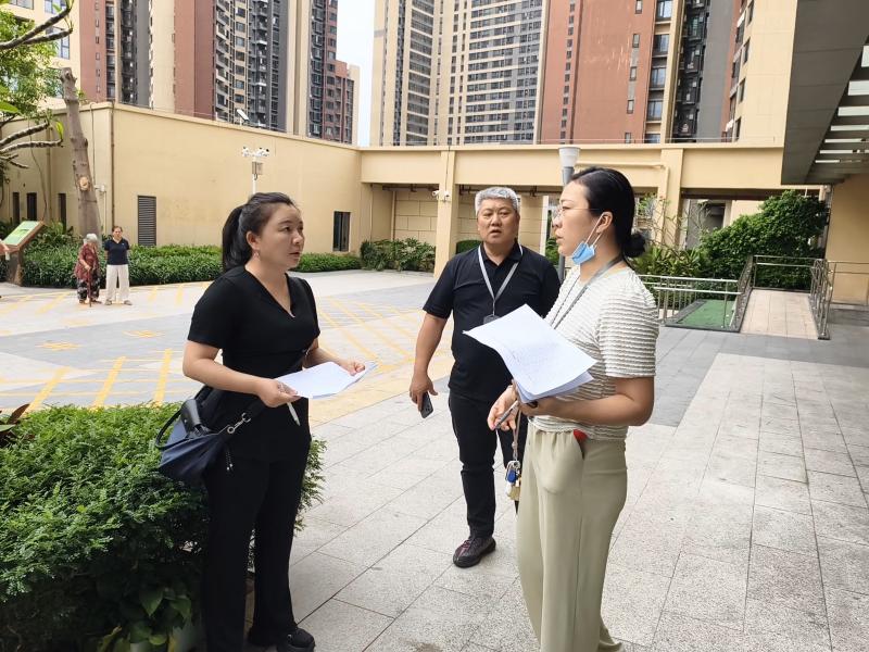 配图1:审计人员向规模化租赁房源物业管理人员了解现场情况.jpg
