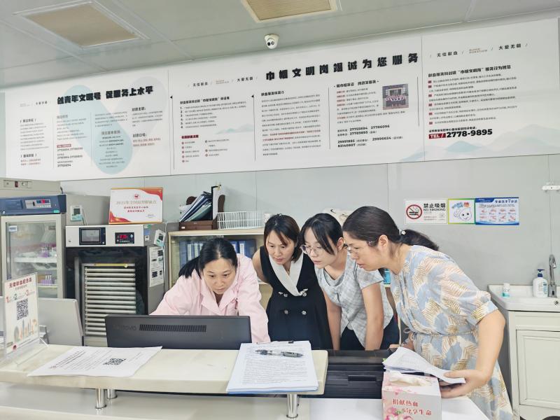 配图2：审计组查看血液管理信息系统.jpg
