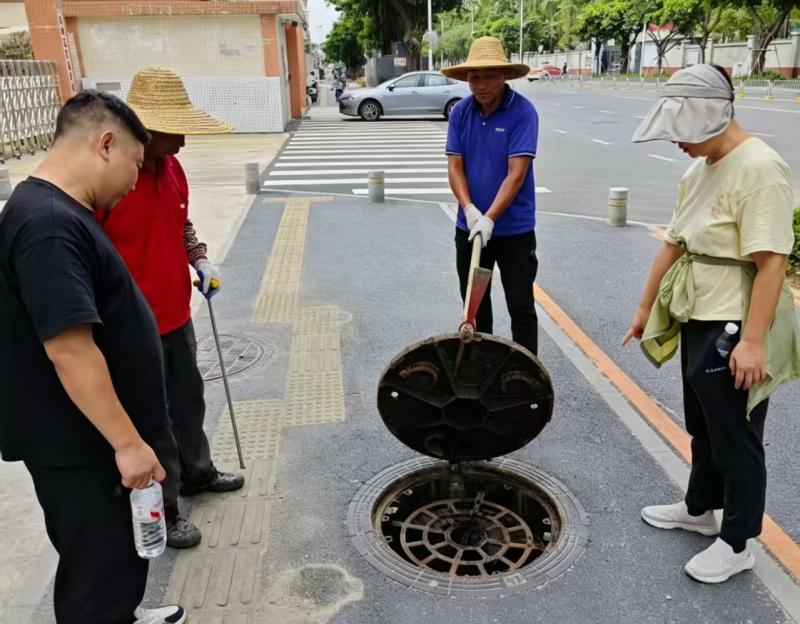 配图3：审计组走访市政道路随机开井盖检查防坠网.jpg