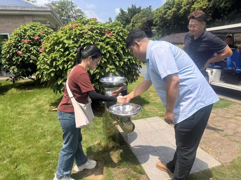 配图2：审计组走访公园用TDS笔检测直饮水硬度值.jpg